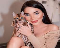 She is an animal lover and has adopted a pet. She took in a cute kitten in her family and named it Ronny.